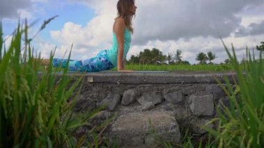 Yoga matematik güzel bir pirinç alanında yürürken genç bir kadının Slowmotion steadicam atış