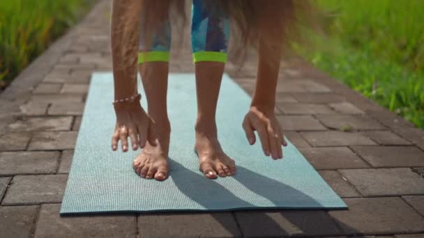 Zeitlupenaufnahme einer jungen Frau, die Yoga auf einem schönen Reisfeld praktiziert — Stockvideo