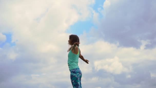 Plan au ralenti d'une jeune femme pratiquant le yoga sur un beau champ de riz — Video