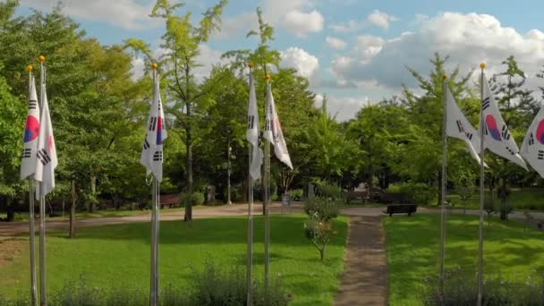 Vue aérienne d'une place entourée de nombreux drapeaux nationaux sud-coréens. Concept Voyage en Corée — Video