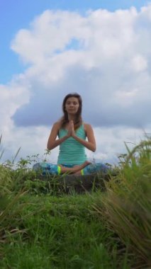 Hikayeler için dikey video. Genç kadın güzel bir pirinç tarlasında yoga yapıyor