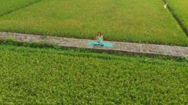 Bali bir şekilde Muladhara çakra için meditasyon yapan genç bir kadının Slowmotion havadan çekim