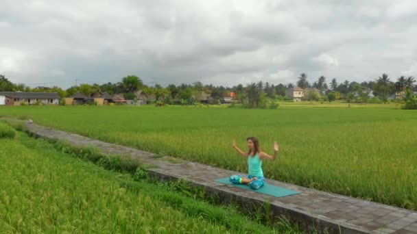 Letecká výstřelka mladé ženy, která dělá meditaci pro Muladhara chakru v balijském způsobu — Stock video