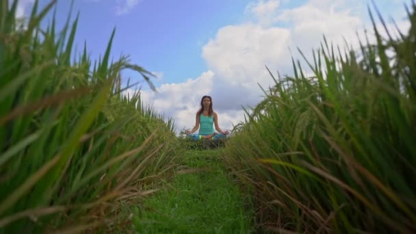 Slowmotion steadicam toma de una joven haciendo meditación para el chakra Muladhara de una manera balinesa — Vídeo de stock
