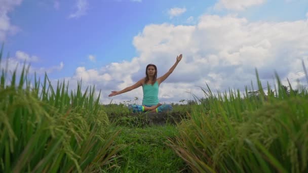 Slowmotion steadicam tiro de uma jovem mulher fazendo meditação para Muladhara chakra de uma forma balinesa — Vídeo de Stock