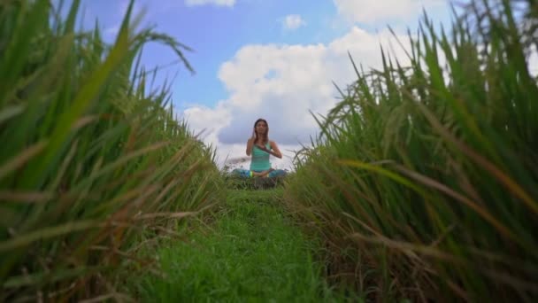 Slowmotion steadicam plan d'une jeune femme faisant de la méditation pour le chakra Muladhara d'une manière balinaise — Video