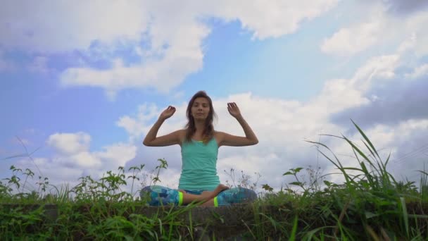Slowmotion steadicam toma de una joven haciendo meditación para el chakra Muladhara de una manera balinesa — Vídeo de stock