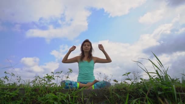 Slowmotion steadicam toma de una joven haciendo meditación para el chakra Muladhara de una manera balinesa — Vídeos de Stock