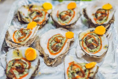 Hizmet taze lezzetli deniz ürünleri ezilmiş buz, yakın çekim