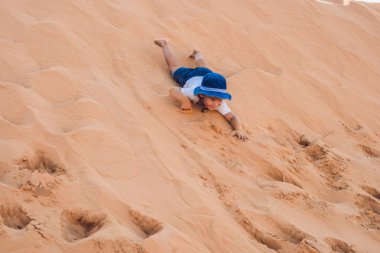 Şafakta Kızıl çölde çocuk. Çocuk kavramı ile seyahat
