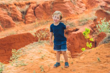 MUI Ne, Güney Vietnam yakınındaki kırmızı Kanyon genç çocuk. Çocuk kavramı ile seyahat.
