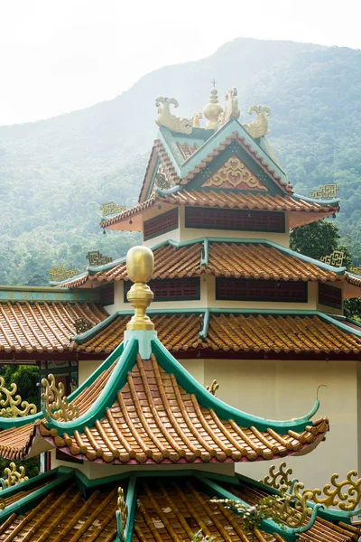 Oranje dak van de Thaise tempel, pagode. Boeddhisme concept — Stockfoto