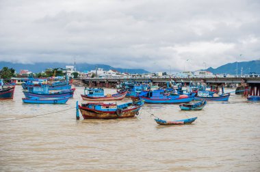 Vietnamca gemilerde mavi nehir