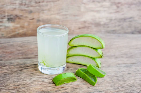 Aloe Vera Stücke und Aloe Gel im Glas auf altem dunklem Holz Hintergrund Bio-Kosmetikkonzept — Stockfoto