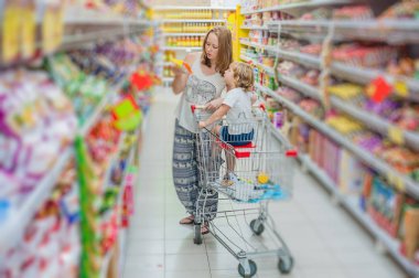 Anne ve oğlu gıda bir süpermarkette satın