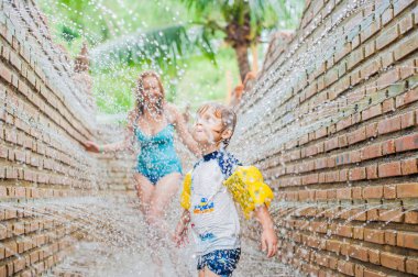 Anne ve oğlu duvardan masaj duş