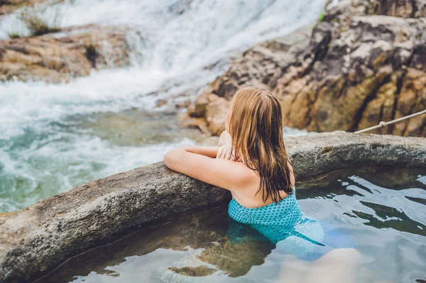 Spa géothermique. Femme se détendre dans la piscine de source chaude sur le fond d'une cascade — Photo