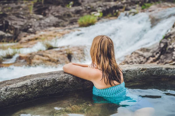 Spa géothermique. Femme se détendre dans la piscine de source chaude sur le fond d'une cascade — Photo