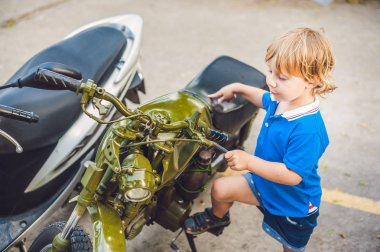 Sevimli sarışın çocuk Vintage motosiklet yiyecek yeni motosiklet seyir