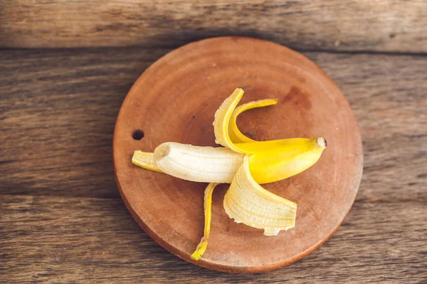 Cocktail di banane e banane fresche sul vecchio sfondo di legno — Foto Stock