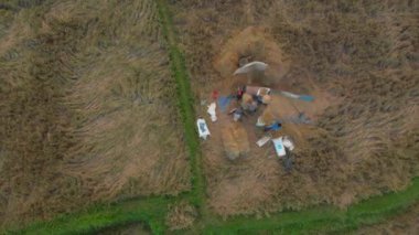 Pirinç tanelerini saplarından ayıran çiftçilerin hava görüntüleri. Pirinç harman. Bali konseptine Seyahat