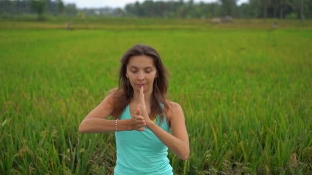 Slowmotion steadicam toma de una joven haciendo meditación para el chakra Muladhara de una manera balinesa — Vídeos de Stock