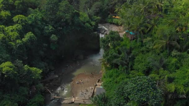 Zdjęcie lotnicze wodospadu Tegenungan na wyspie Bali, Ubud — Wideo stockowe