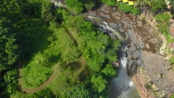 Luftaufnahme des Tegenungan-Wasserfalls auf der Bali-Insel, ubud — Stockvideo