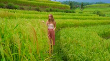 Bali Adası 'ndaki Jatiluwih Pirinç Teraslarını ziyaret eden genç bir kadın.