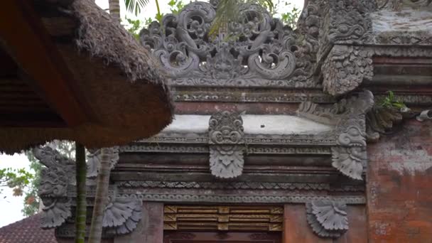 Slowmotion steadicam shot of the Puri Saren Royal Palace, Ubud. Bali — Stock Video