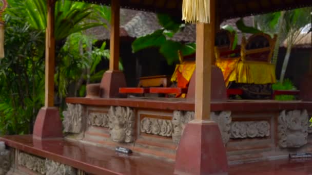 Slowmotion steadicam záběr Puri Saren královského paláce, Ubud. Bali — Stock video