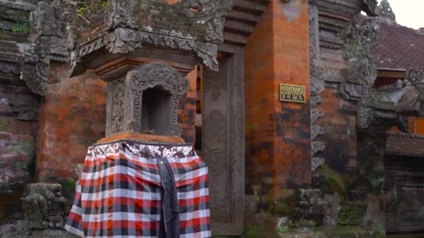 Slowmotion steadicam shot of the Puri Saren Royal Palace, Ubud. Bali — Stock Video