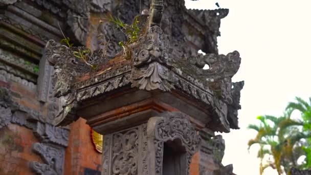 Slowmotion steadicam shot of the Puri Saren Royal Palace, Ubud. Bali — Stock Video