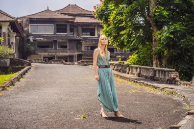 Bedugul 'da terk edilmiş ve gizemli bir otelde kalan kadın turist. Endonezya, Bali Adası. Bali Seyahat Konsepti