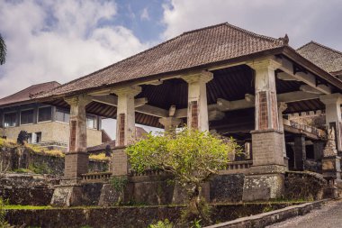 Bedugul 'da terk edilmiş ve gizemli bir otel. Endonezya, Bali Adası