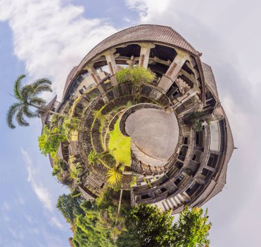 Bedugul 'da terk edilmiş ve gizemli bir otel. Endonezya, Bali Adası