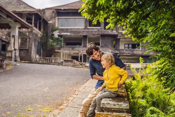 Pappa och son turister i övergivna och mystiska hotell i Bedugul. Indonesien, Bali Island. Bali resekoncept — Stockfoto