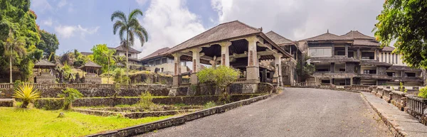 Forladt og mystisk hotel i Bedugul. Indonesien, Bali Island - Stock-foto