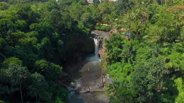 Aerial shot of the Tegenungan Waterfall on the Bali island, Ubud — Stock Video