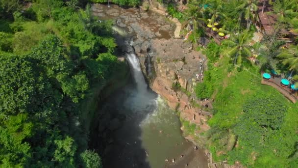 巴厘岛Tegenungan瀑布的空中拍摄，乌布德 — 图库视频影像