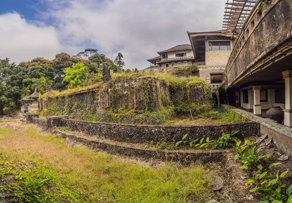 Abandoned and mysterious hotel in Bedugul. Indonesia, Bali Island — ストック写真