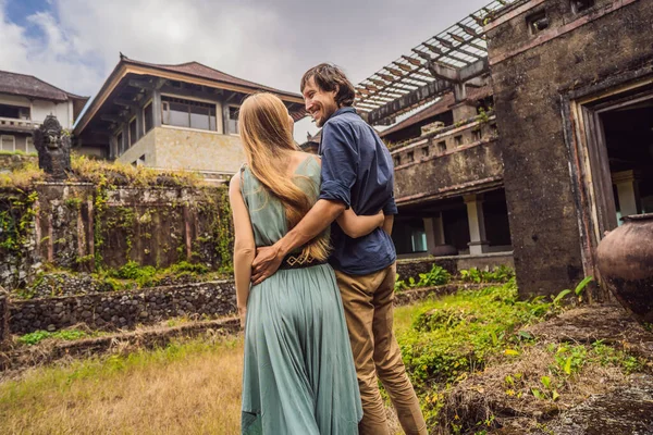 Счастливая пара влюблена в заброшенный и таинственный отель в Бедугуле. Индонезия, остров Бали. Медовый месяц на Бали — стоковое фото