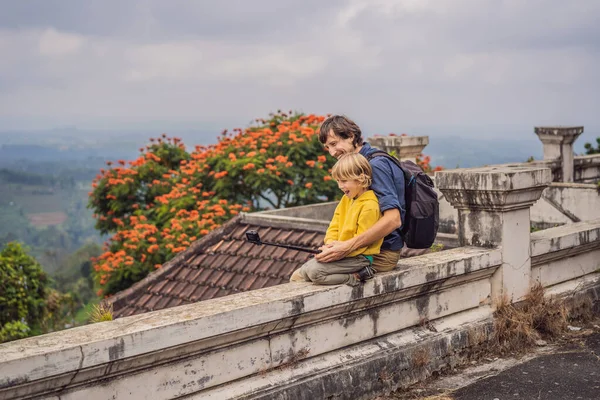 Pai e filho turistas em hotel abandonado e misterioso em Bedugul. Indonésia, Ilha Bali. Bali Travel Concept — Fotografia de Stock