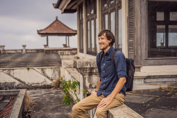 Man turist i övergivna och mystiska hotell i Bedugul. Indonesien, Bali Island. Bali resekoncept — Stockfoto