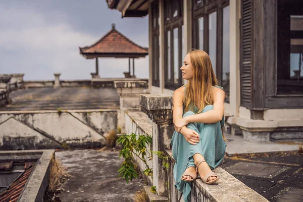 Touristin in verlassenem und mysteriösem Hotel in bedugul. Indonesien, Insel Bali. bali Reisekonzept — Stockfoto