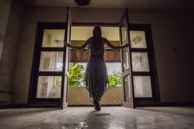 Bedugul 'da terk edilmiş ve gizemli bir otelde kalan kadın turist. Endonezya, Bali Adası. Bali Seyahat Konsepti