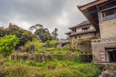 Bedugul 'da terk edilmiş ve gizemli bir otel. Endonezya, Bali Adası