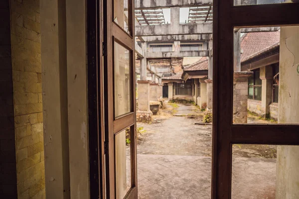 Hotel abandonado y misterioso en Bedugul. Indonesia, Isla de Bali — Foto de Stock