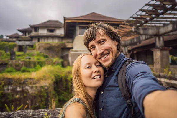 Glada par förälskade i övergivna och mystiska hotell i Bedugul. Indonesien, Bali Island. Smekmånad på Bali — Stockfoto