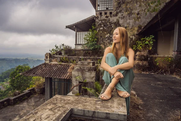 Touristin in verlassenem und mysteriösem Hotel in bedugul. Indonesien, Insel Bali. bali Reisekonzept — Stockfoto